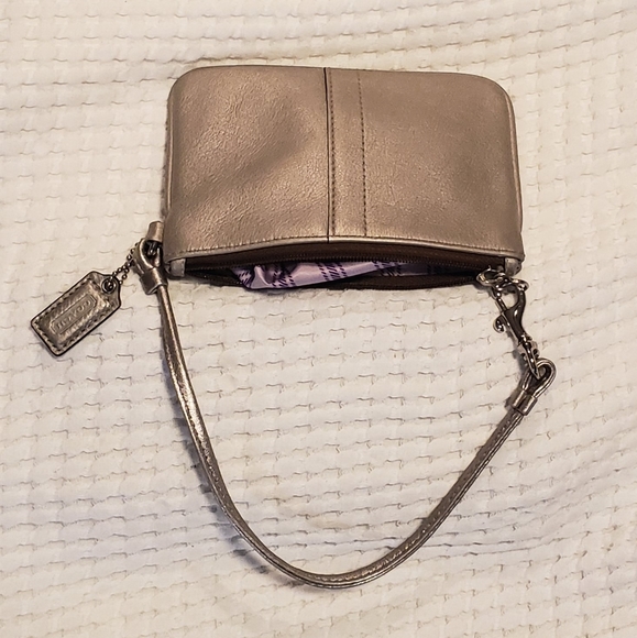 COACH Gold WRISTLET 👀 - Picture 3 of 7